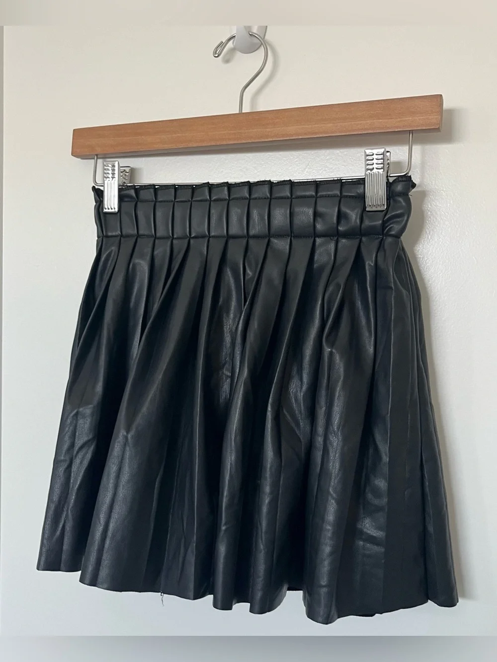 Betsey Johnson Faux Leather Pleated Mini Skirt Black Stretch Women’s Size 8 - Picture 4 of 9